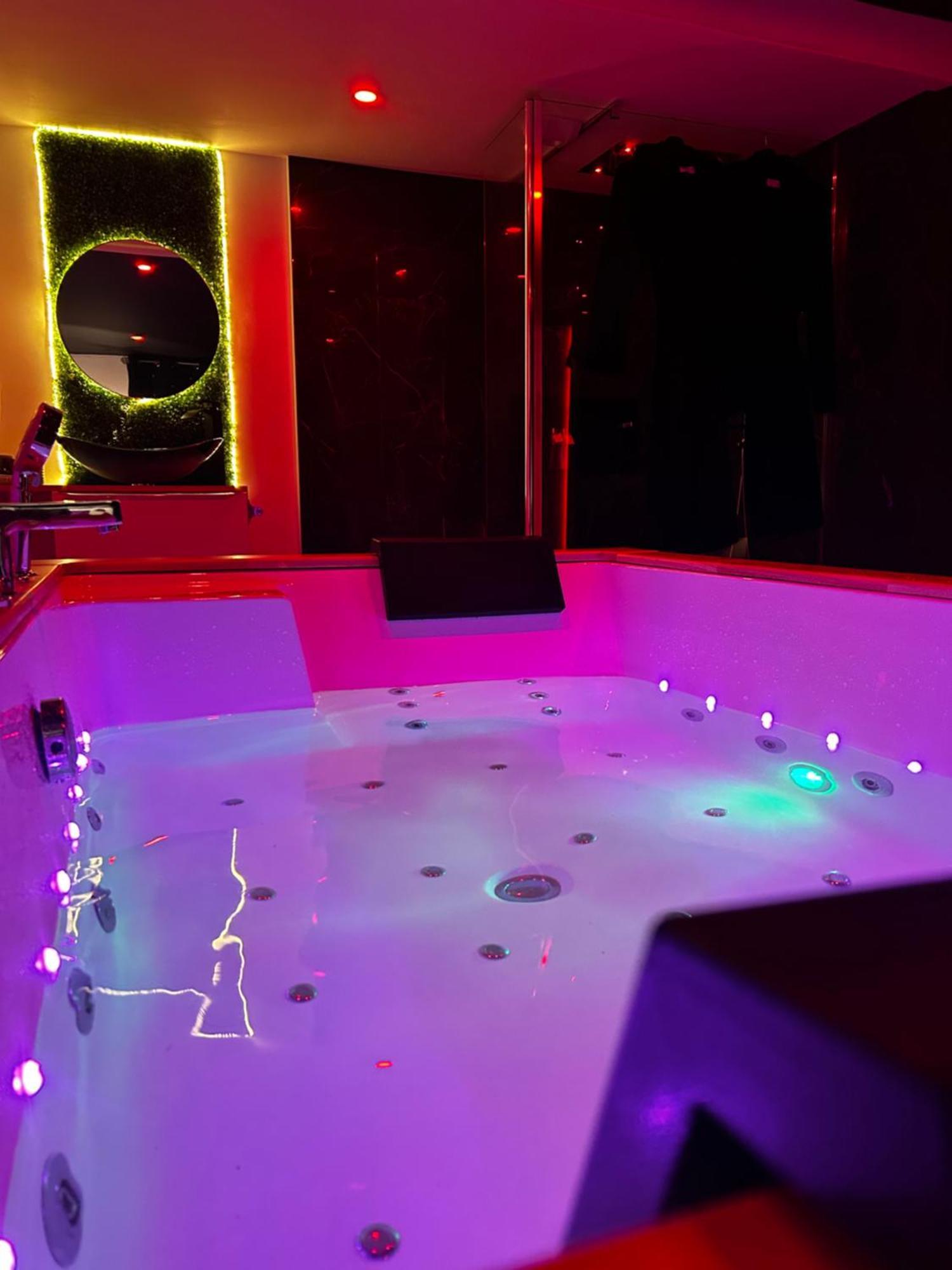 Love Room Haut De Gamme - L'Extase Avec Jacuzzi Violaines Exterior photo